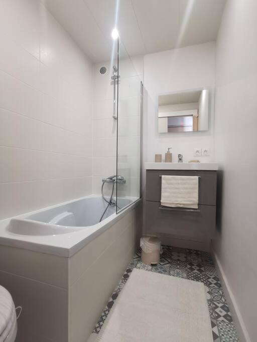 Appartement Cosy Le Saint Gildas: Central City Retreat with Parking Vannes Exterior photo